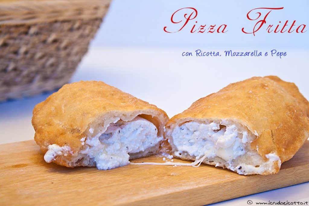 Pizza fritta con ricotta, mozzarella e pepe Il Crudo e Il Cotto