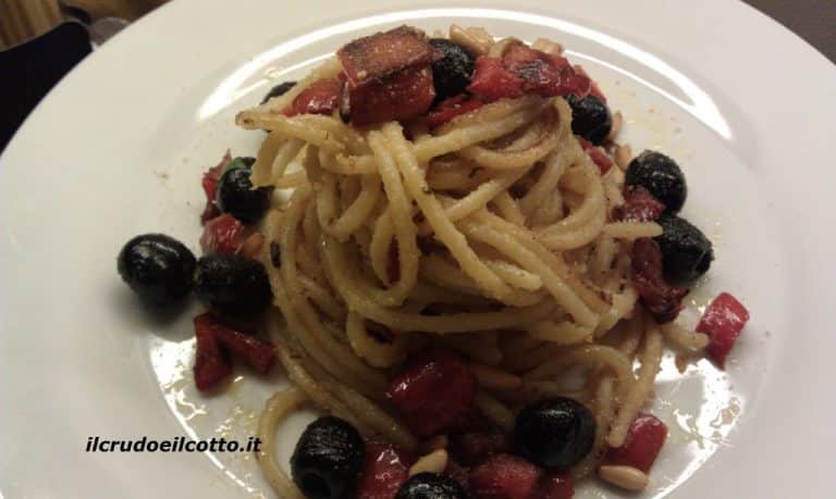 Spaghettoni sabbiati con peperoni, olive e pinoli
