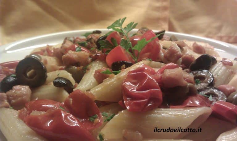 Penne piccanti con pancetta e olive